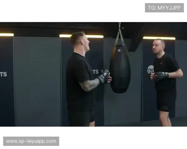 UFC肘击破防，鲜血瞬间喷溅